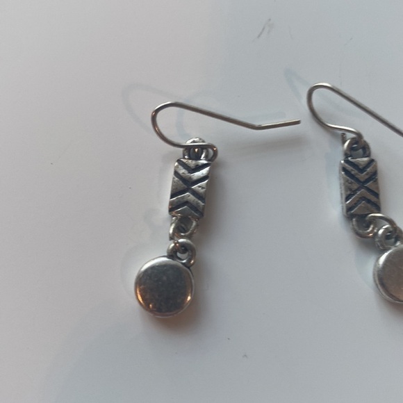 Triangle pattern | Black/ Silver color | pair of earrings - Picture 3 of 4